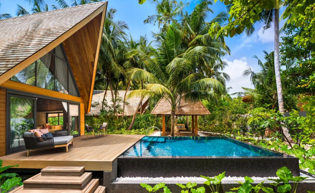 The St. Regis Maldives Vommuli Resort: Unparalleled Luxury in a Tropical Haven